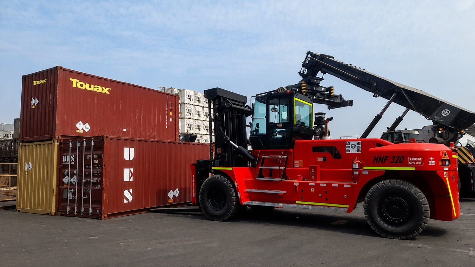 Montacargas de 2.5 toneladas moviendo carga en Lima y Callao