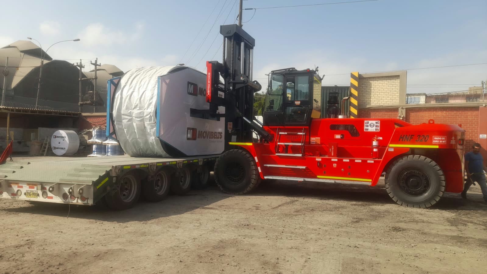 Montacargas de 32 toneladas moviendo bobina industrial en Callao