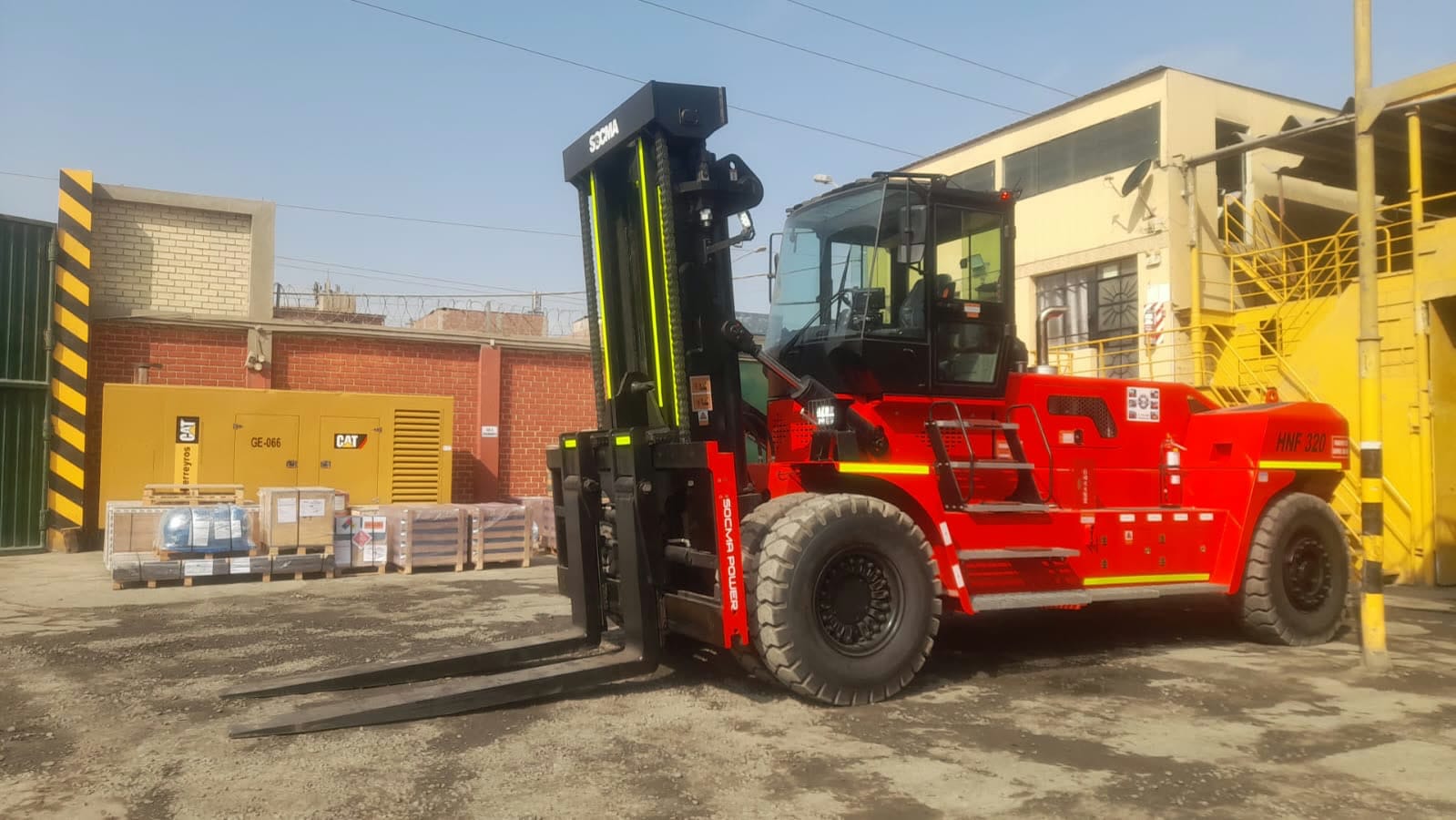 Montacargas de 32 toneladas trasladando carga industrial en Callao